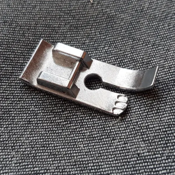 Лапка прямострочная V+