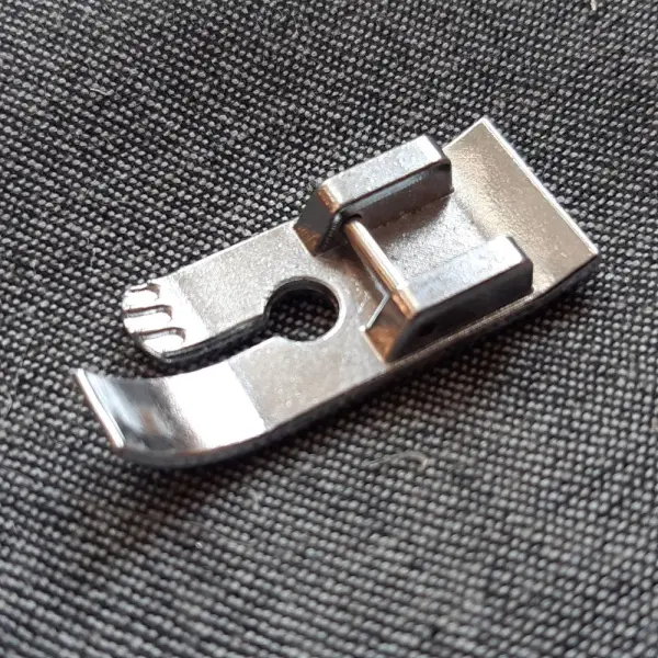 Лапка прямострочная V