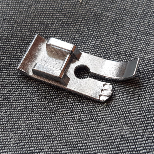 Лапка прямострочная V+